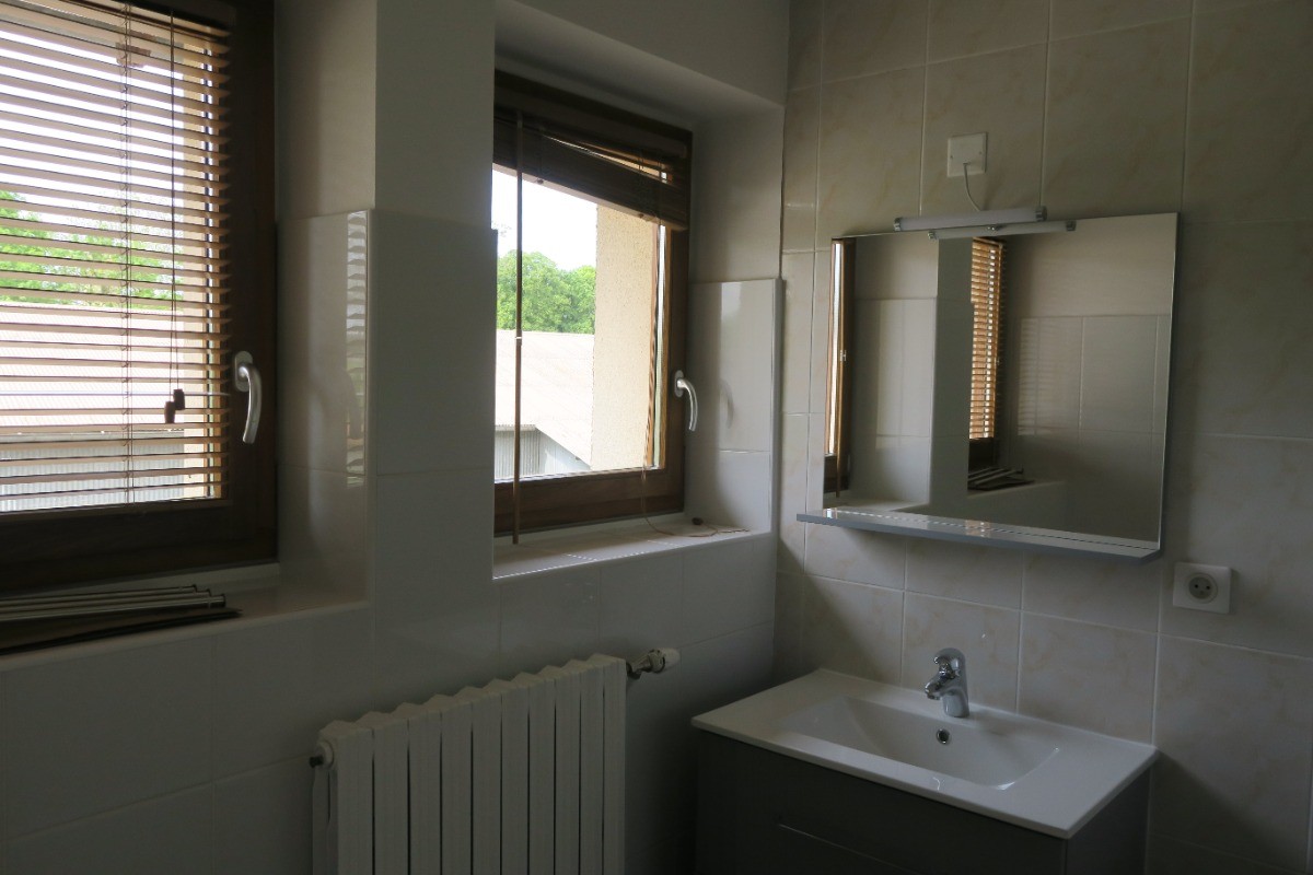 Vue de la salle de bain à l'étage (à droite se cache la douche à l'italienne)