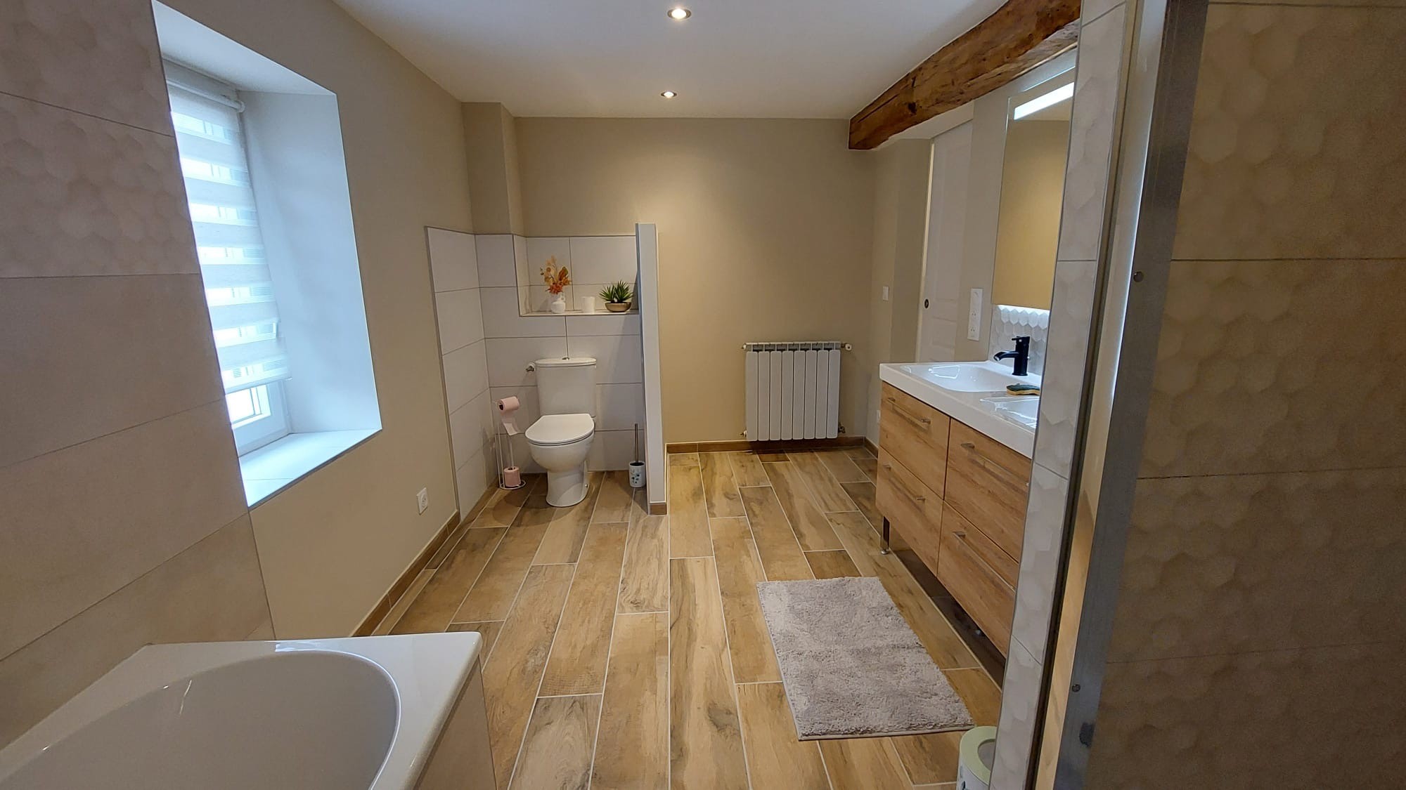 Salle d'eau et bain et toilette à l'étage