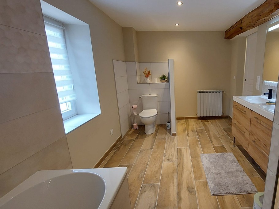 Salle d'eau et bain et toilette à l'étage