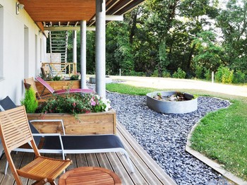 Les terrasses devant les chambres face à la Loire