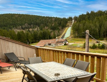 Terrasse, vue sur le domaine Nordique et son tremplin de saut à skis - La Ruelle - Les Spatules