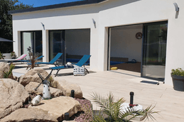 terrasse extérieure coté piscine