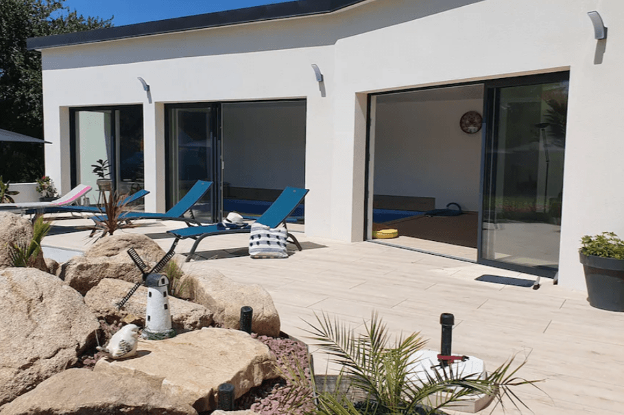 terrasse extérieure coté piscine