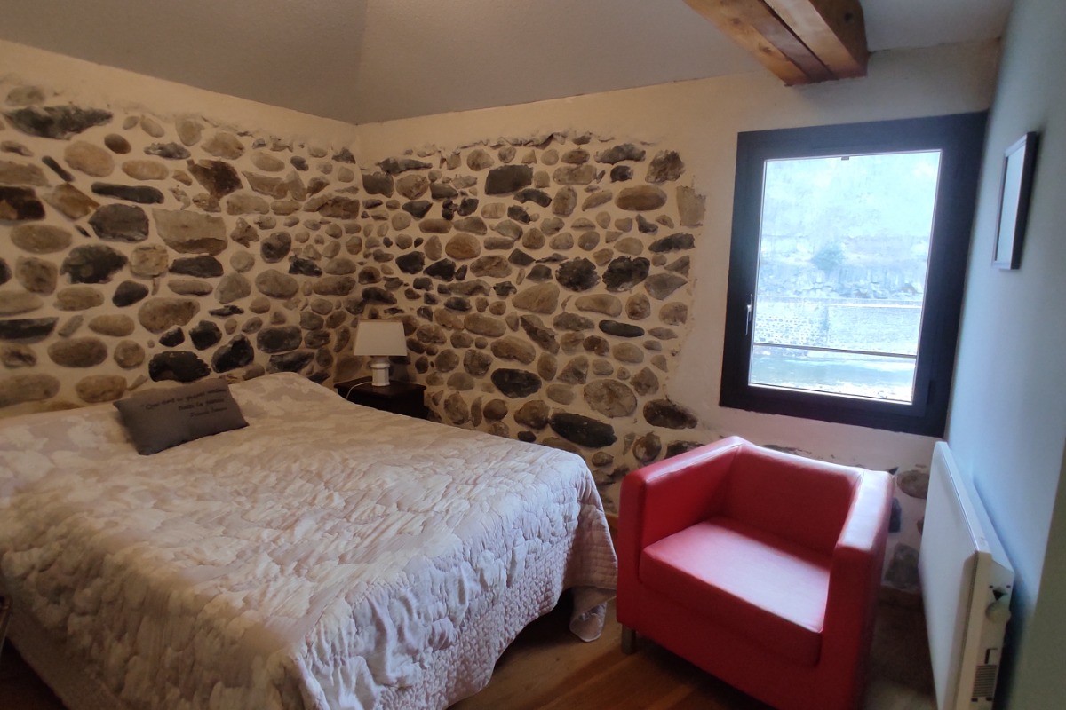 Gîte les pieds dans l'eau - Chambre étage avec lit double et salle d'eau