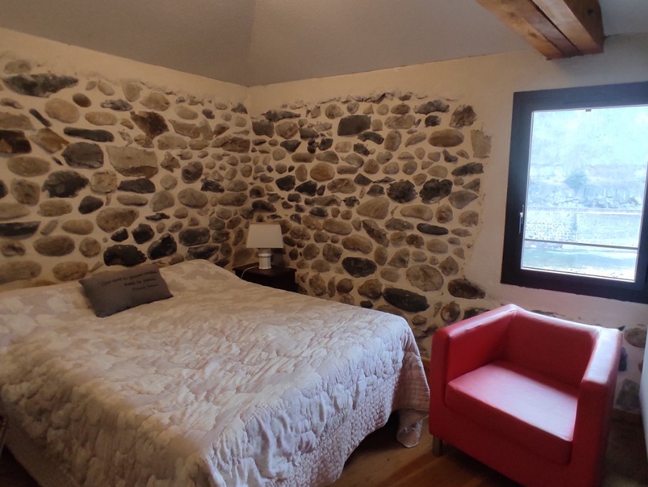 Gîte les pieds dans l'eau - Chambre étage avec lit double et salle d'eau