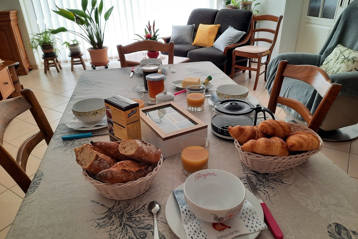 Votre petit-déjeuner servi par votre hôte Danièle, composé de produits frais, viennoiseries, boissons chaudes et confitures maison