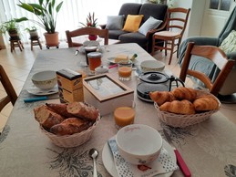 Votre petit-déjeuner servi par votre hôte Danièle, composé de produits frais, viennoiseries, boissons chaudes et confitures maison