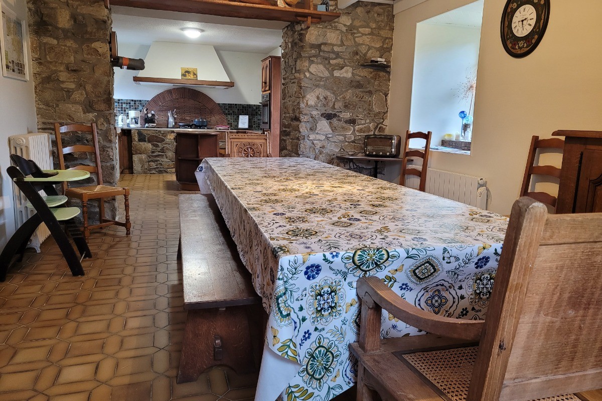 LE GOASTER-HENRY, gîte de Kerloury, grande capacité, espace cuisine salle à manger au RDC
