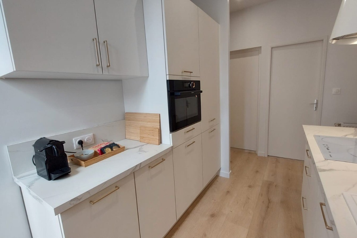 Pièce de vie lumineuse combinant cuisine, salle à manger et salon