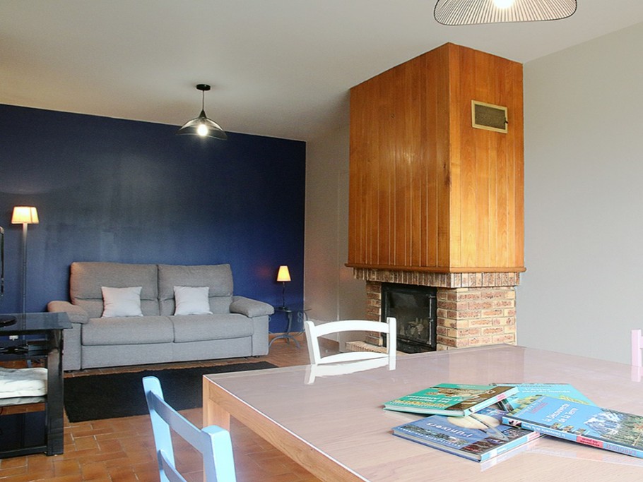 La salle "récréative" avec canapé convertible et petite SDD attenante + WC