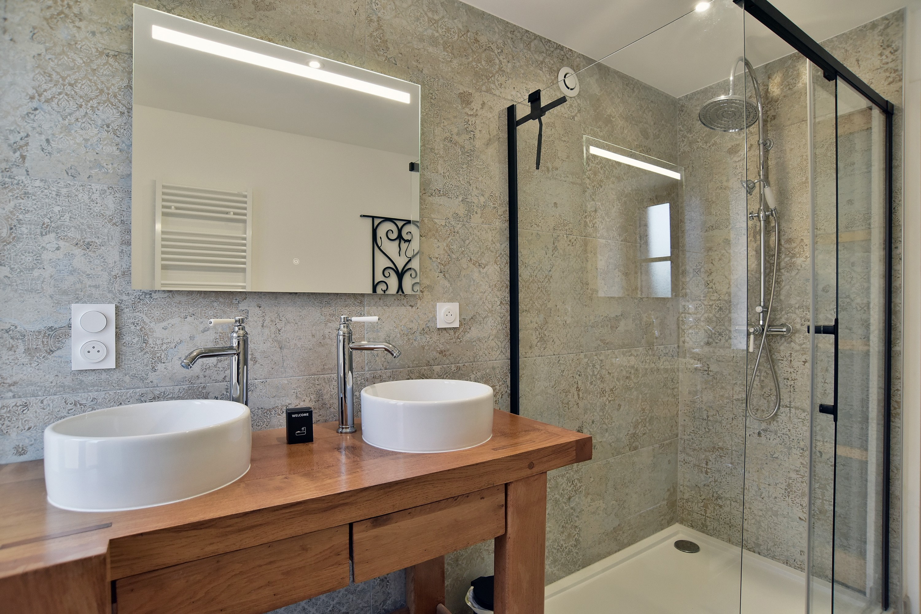 Salle d'eau avec douche grande dimension