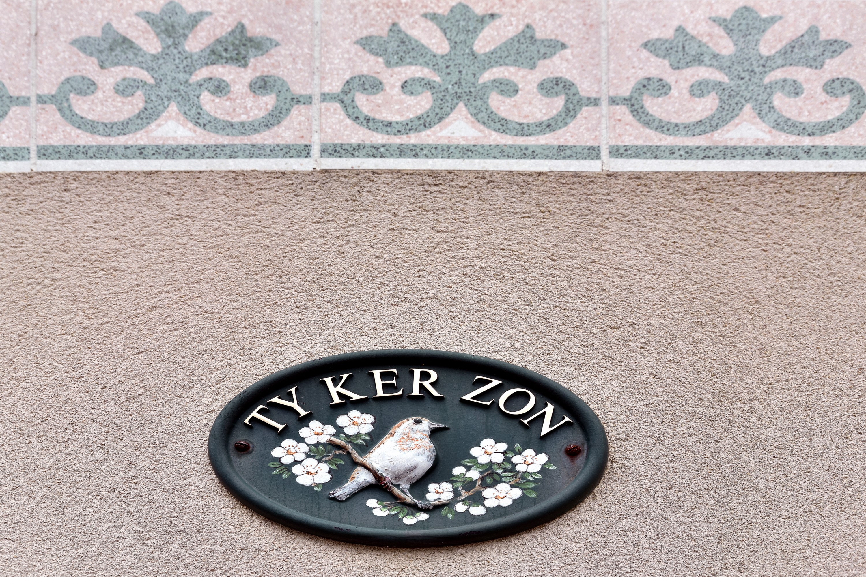 Détail de la façade de la maison : la plaque avec le nom de la location Ty Ker Zon