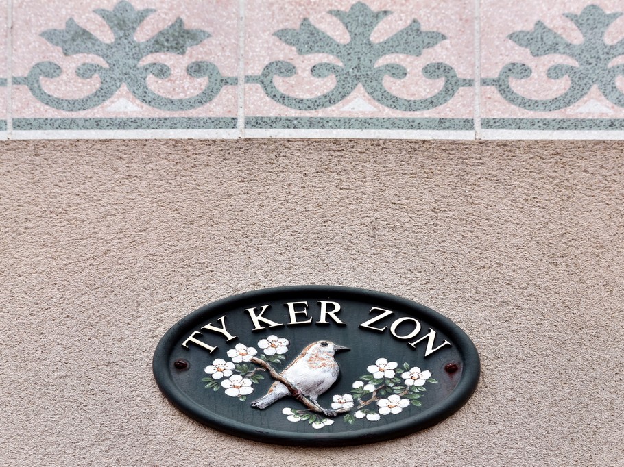 Détail de la façade de la maison : la plaque avec le nom de la location Ty Ker Zon