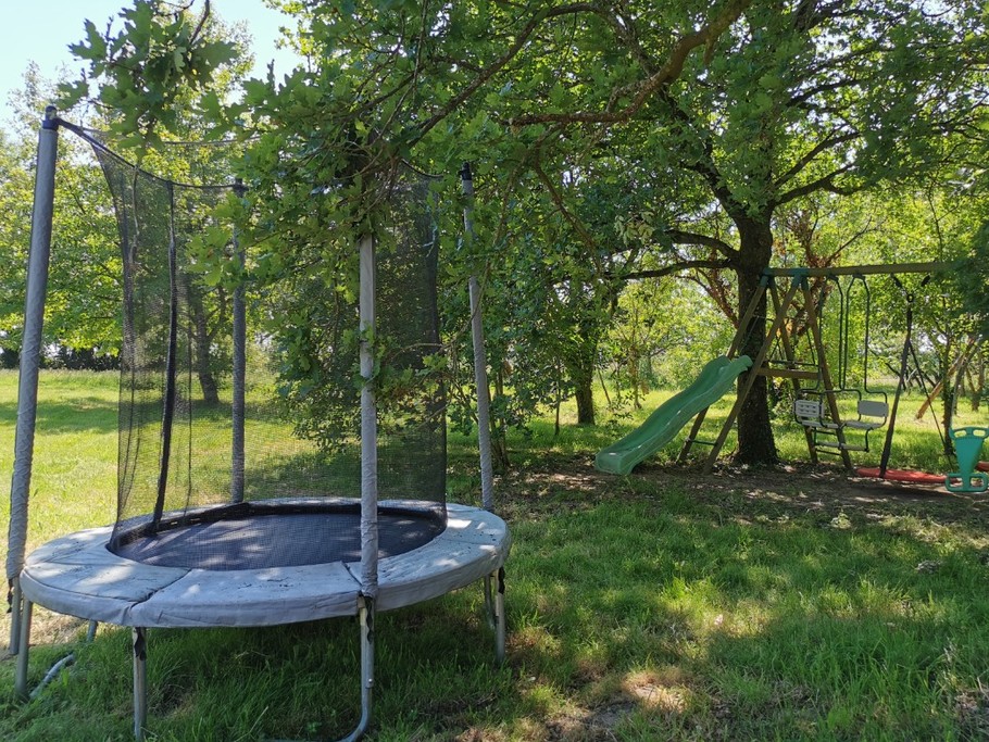 L'espace jeux sur le grand terrain attenant - Gïte "Ar Merglet" en Brocéliande près de Paimpont