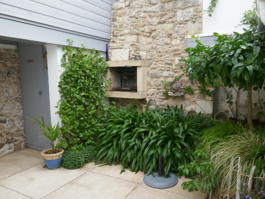 Cour extérieure et barbecue