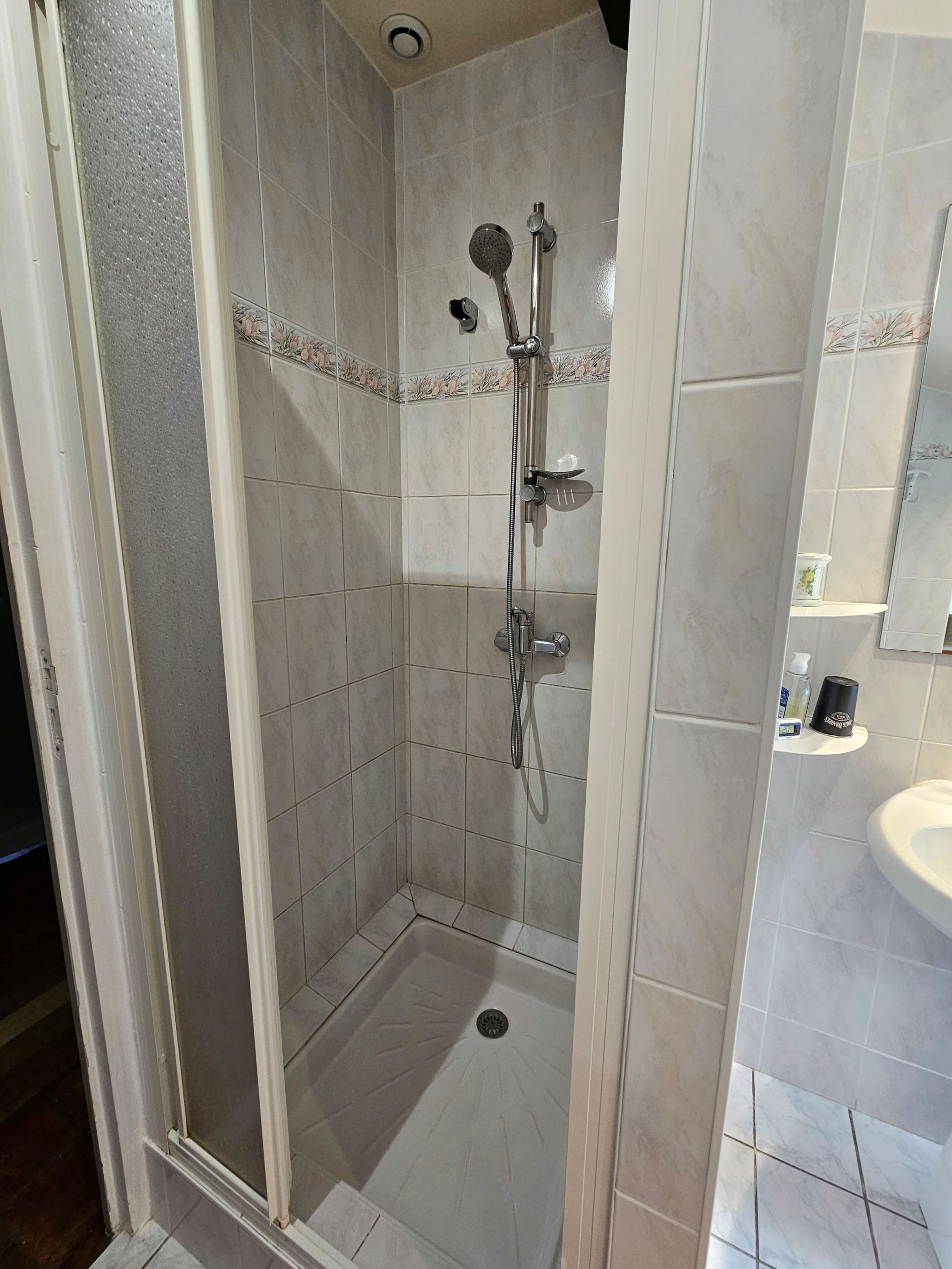 Salle d'eau avec douche
