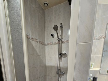 Salle d'eau avec douche