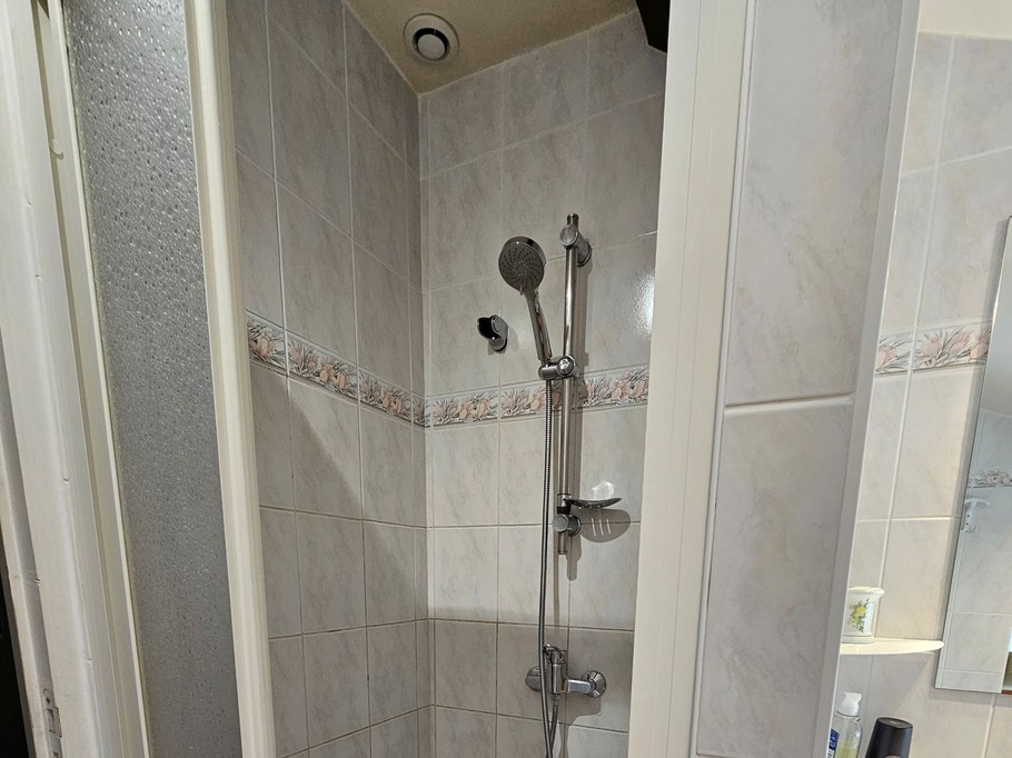 Salle d'eau avec douche