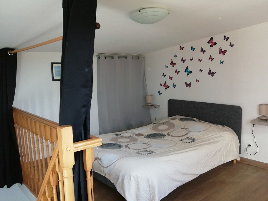 Chambre 3 mezzanine lit 140*190 avec armoire et penderie - A l'étage face au dortoir