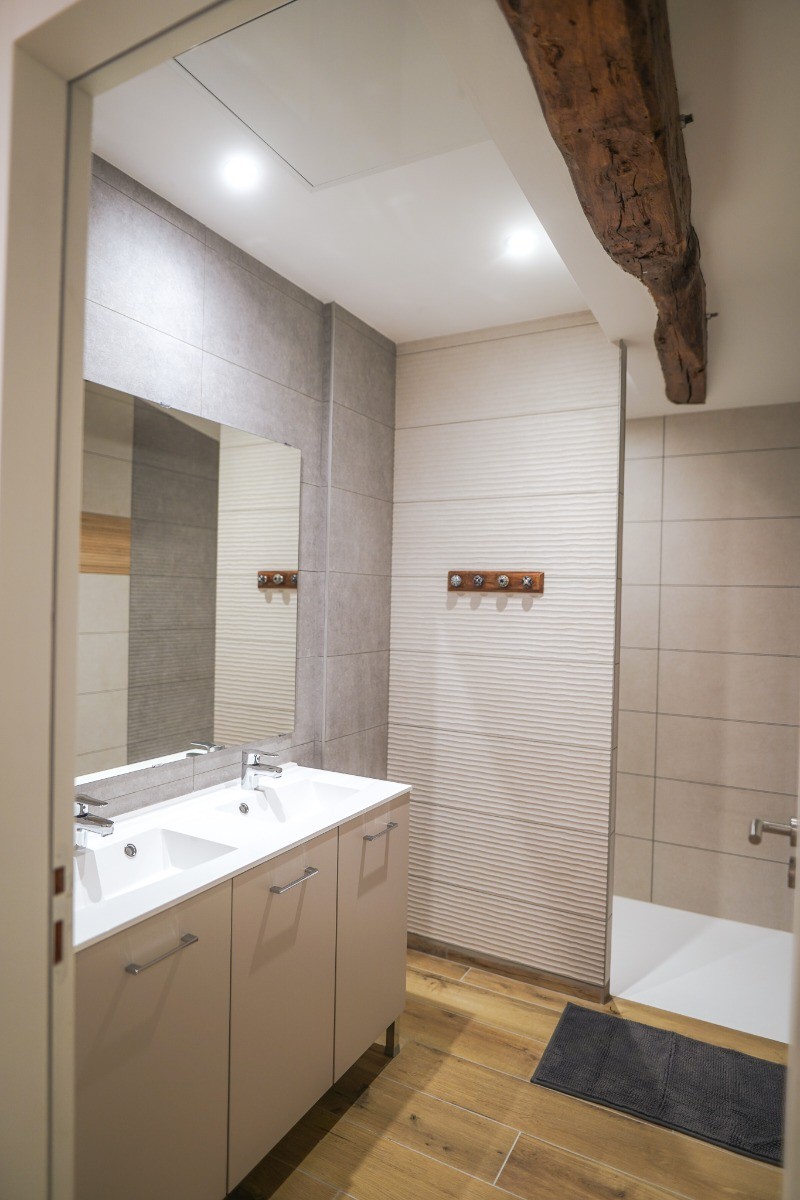 Salle d'Eau n°2 à l'étage - double vasque avec douche italienne