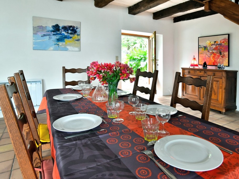 Coin séjour où vous pourrez admirer quelques tableaux réalisés par le mari de la propriétaire, artiste-peintre.