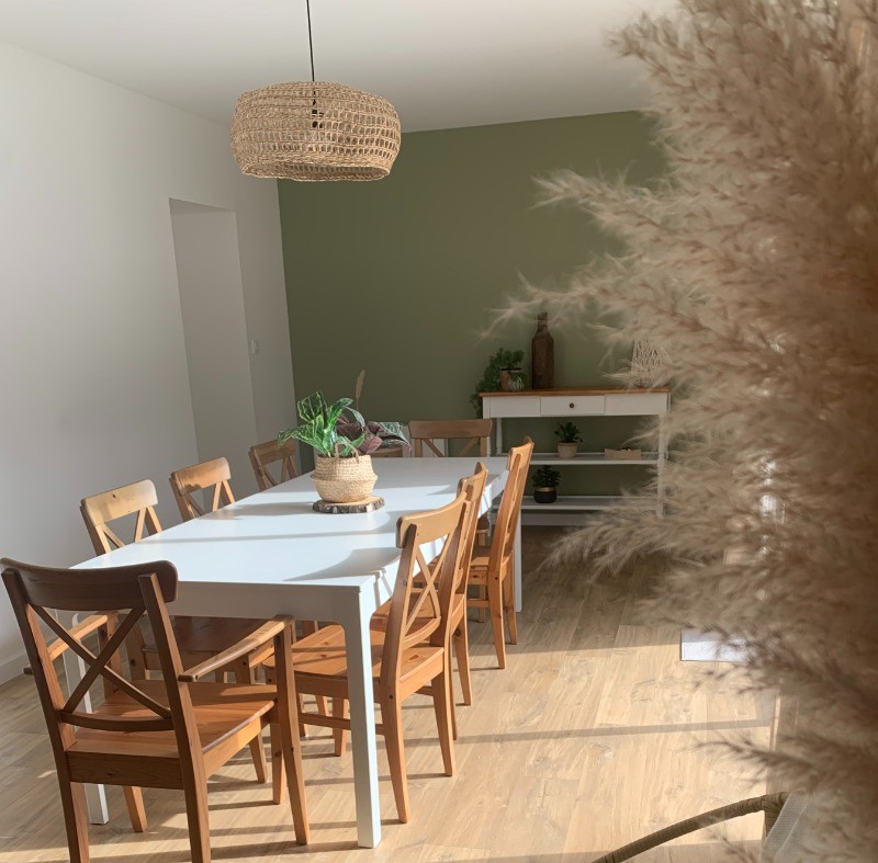 Grande pièce de vie lumineuse