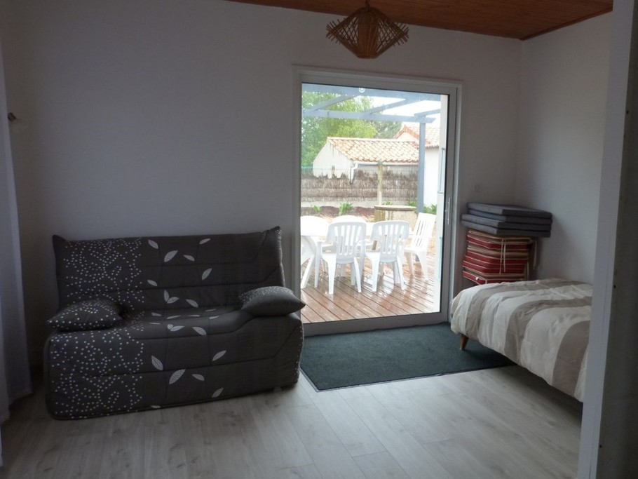 Espace nuit du salon ouvert sur la terrasse