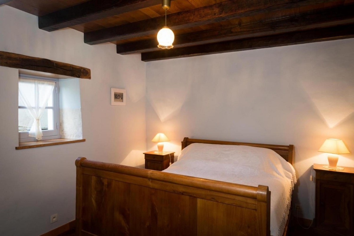Chambre 1 avec un lit en 140 et salle d'eau attenante - rdc