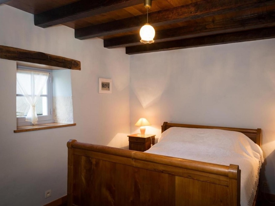 Chambre 1 avec un lit en 140 et salle d'eau attenante - rdc