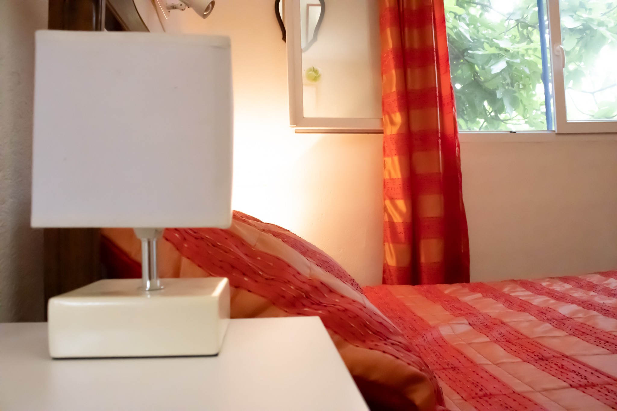Chambre double avec lit en 140cm, table de nuit avec éclairage