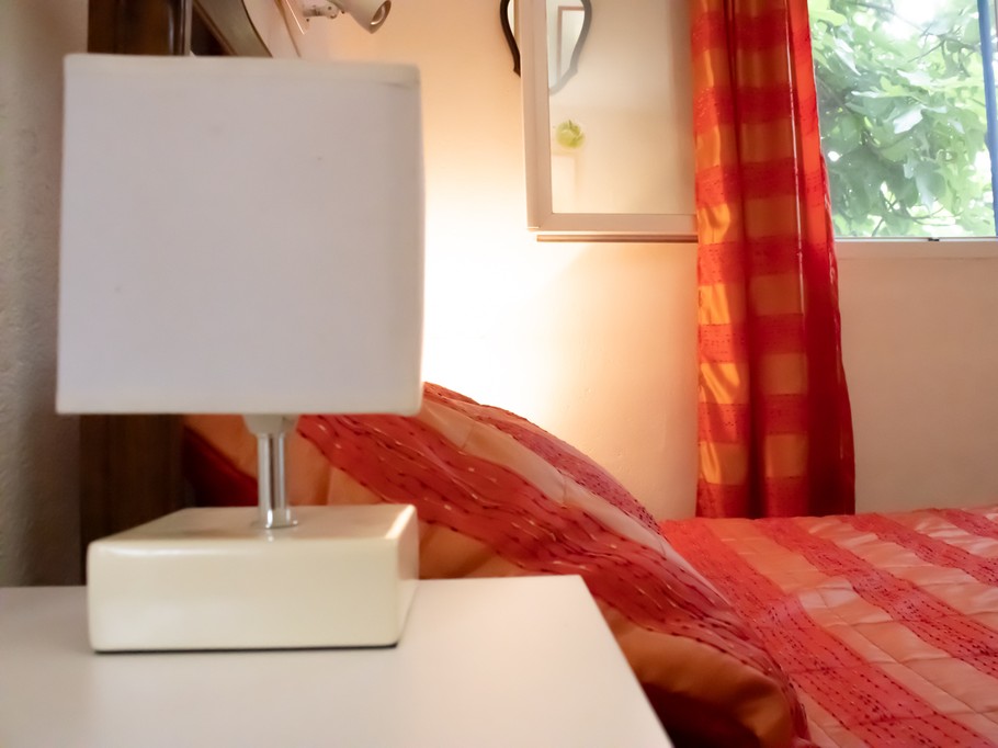 Chambre double avec lit en 140cm, table de nuit avec éclairage