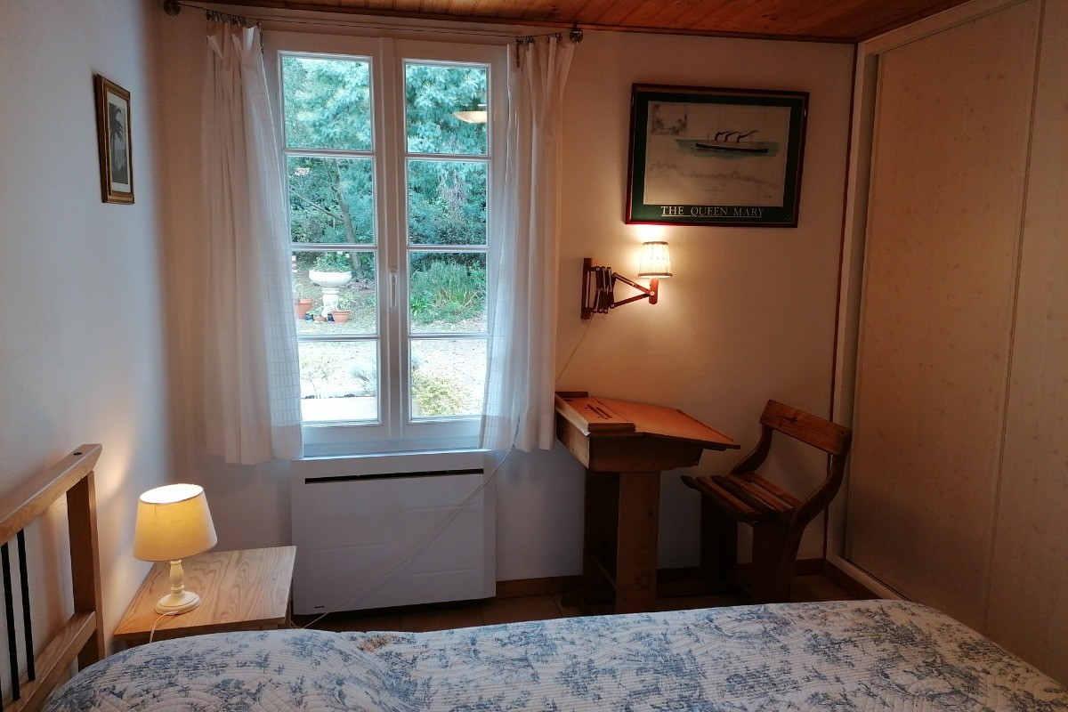 Chambre double au rez de chaussée avec lit en 140 x 200