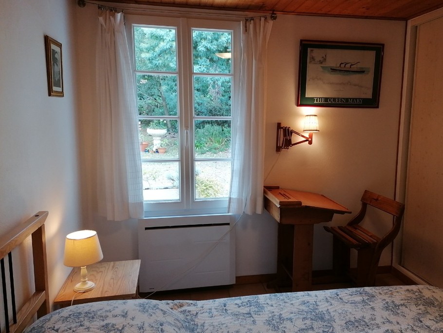 Chambre double au rez de chaussée avec lit en 140 x 200