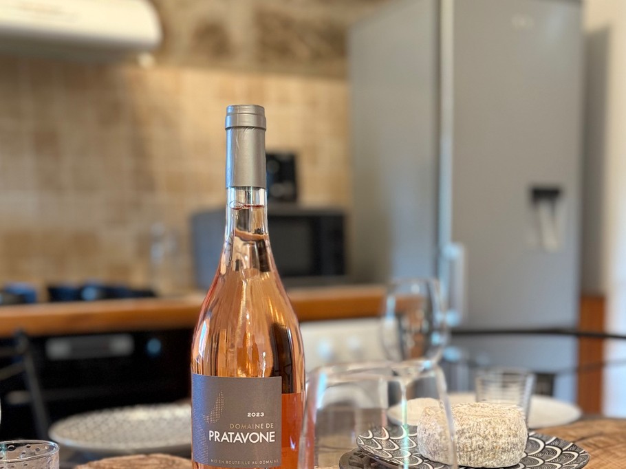 Cuisine
EQUIPEMENT : lave-linge, lave-vaisselle, micro-ondes, réfrigérateur/congélateur, aspirateur, et cafetière électriques, vaisselle, casseroles, couverts etc…