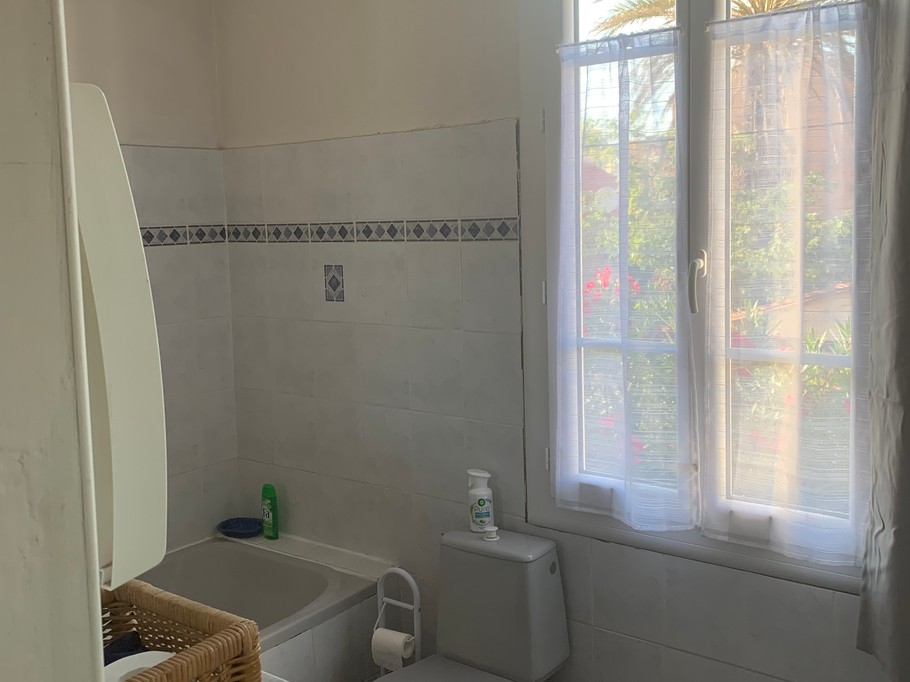 Salle de bain 1er étage avec WC