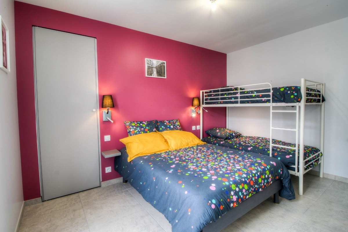 Chambre au rez-de-chaussée : un lit en 140 et deux lits en 90