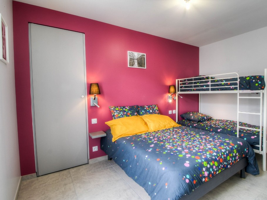 Chambre au rez-de-chaussée : un lit en 140 et deux lits en 90