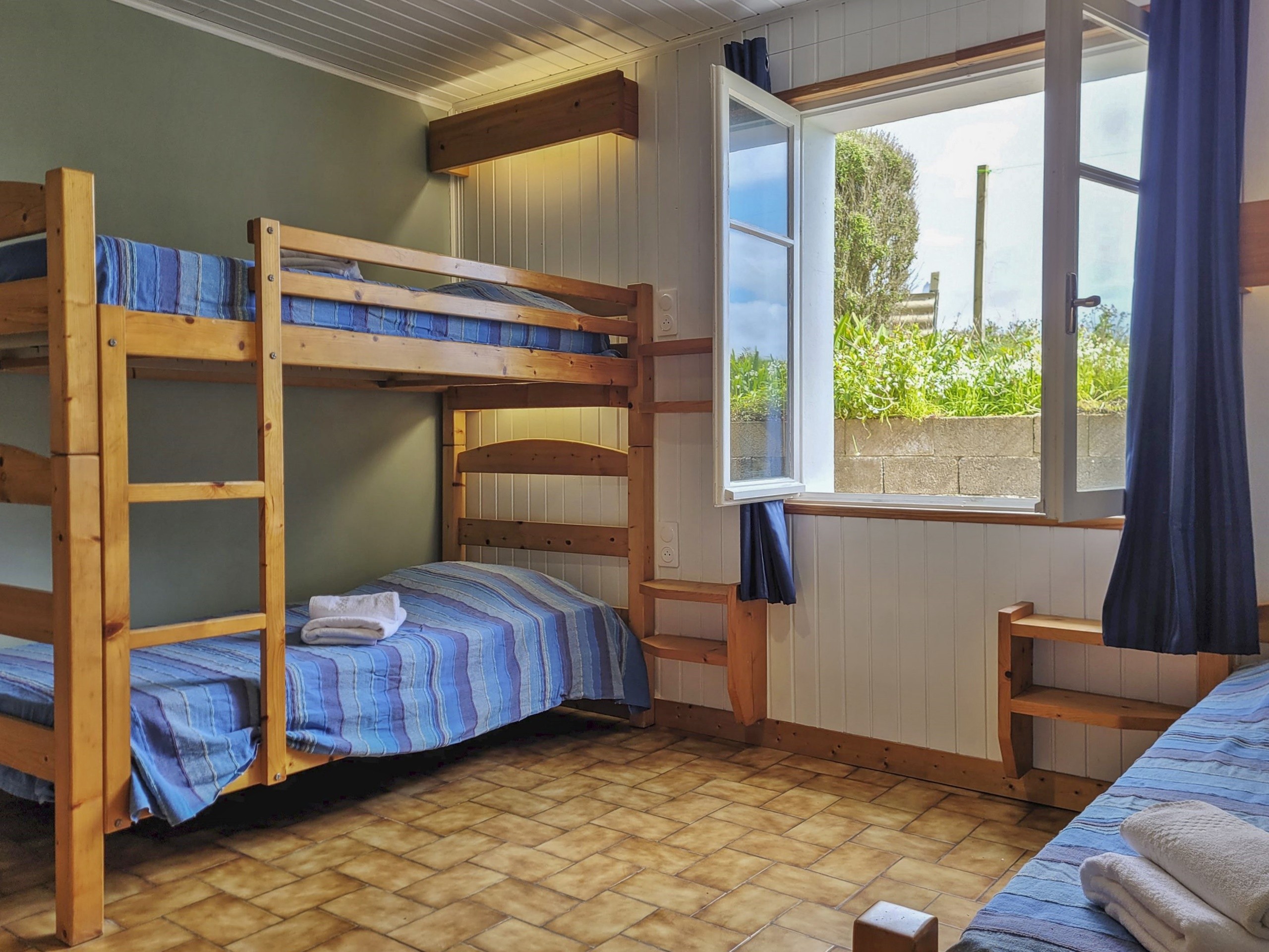 Bedroom 2 - 2 bunk beds (90cm)