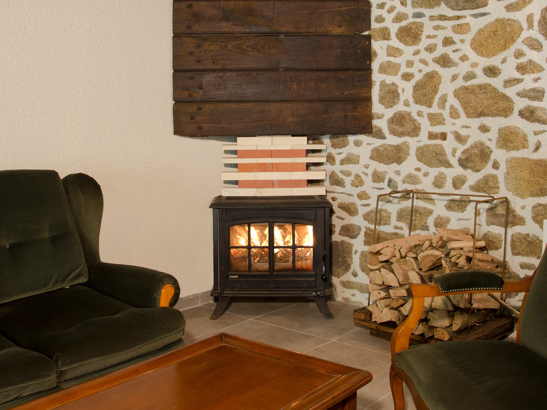 Grand salon convivial au 1er étage avec poêle à bois, chaîne hifi et lecteur CD (avec quelques CD).