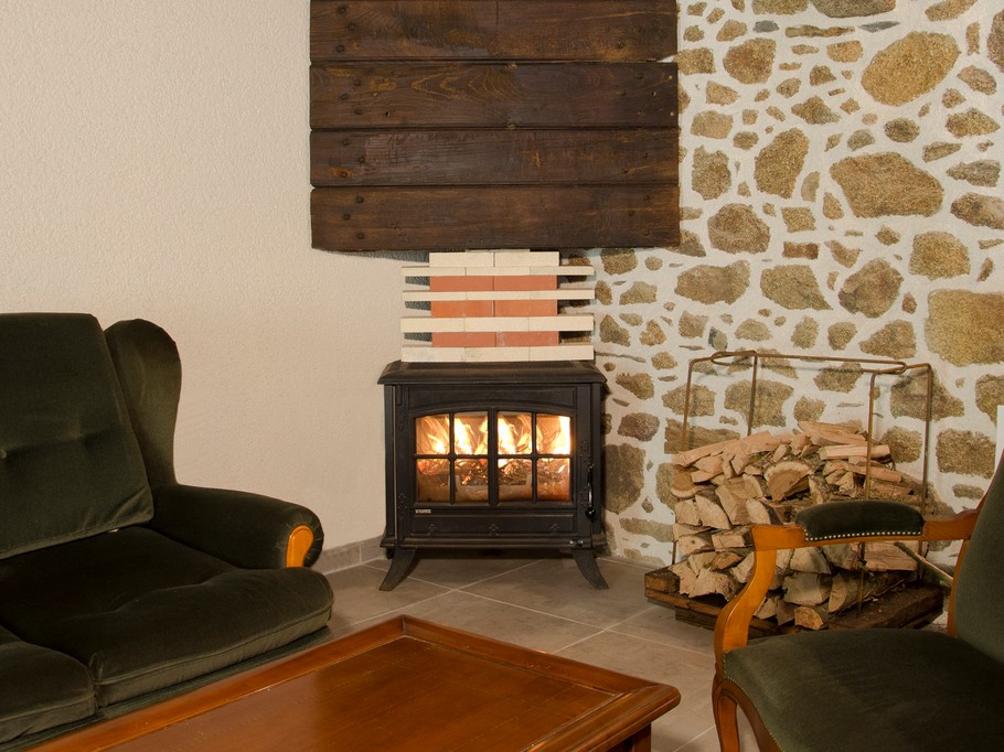 Grand salon convivial au 1er étage avec poêle à bois, chaîne hifi et lecteur CD (avec quelques CD).