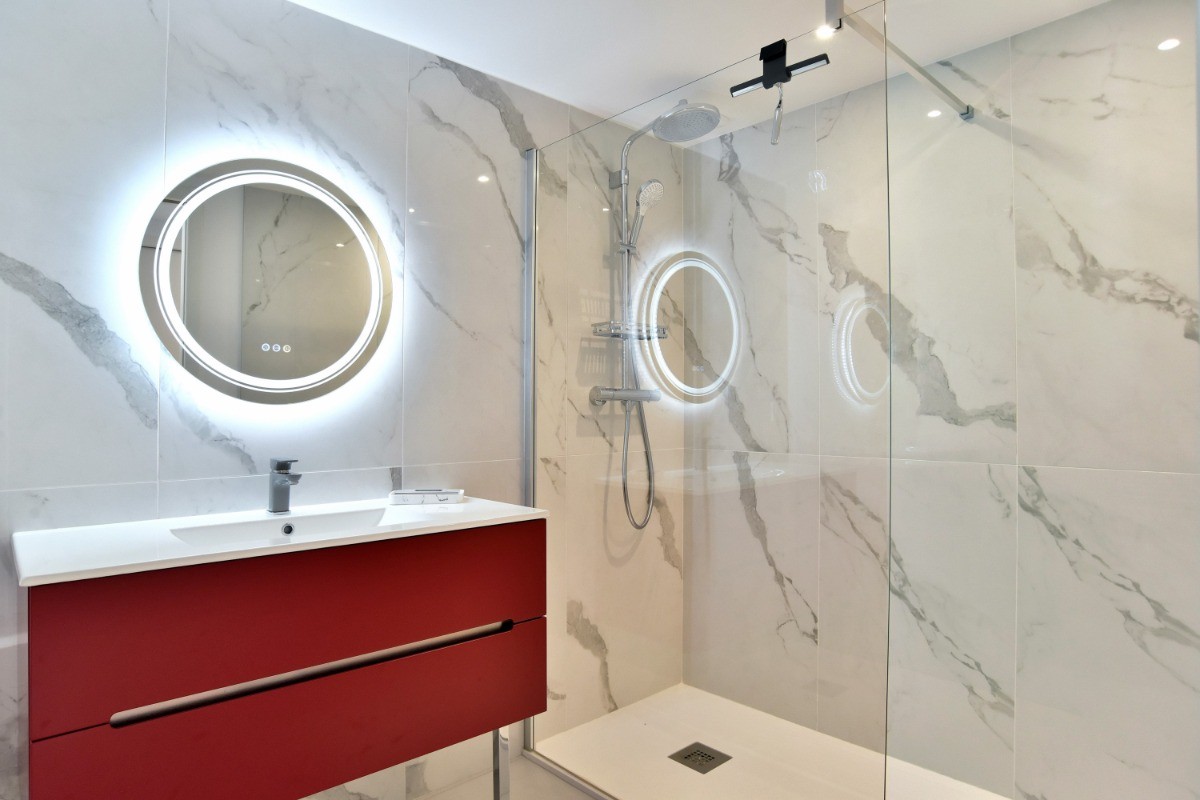 Salle d'eau spacieuse  avec meuble vasque et douche thermostatique grande dimension. WC séparé.