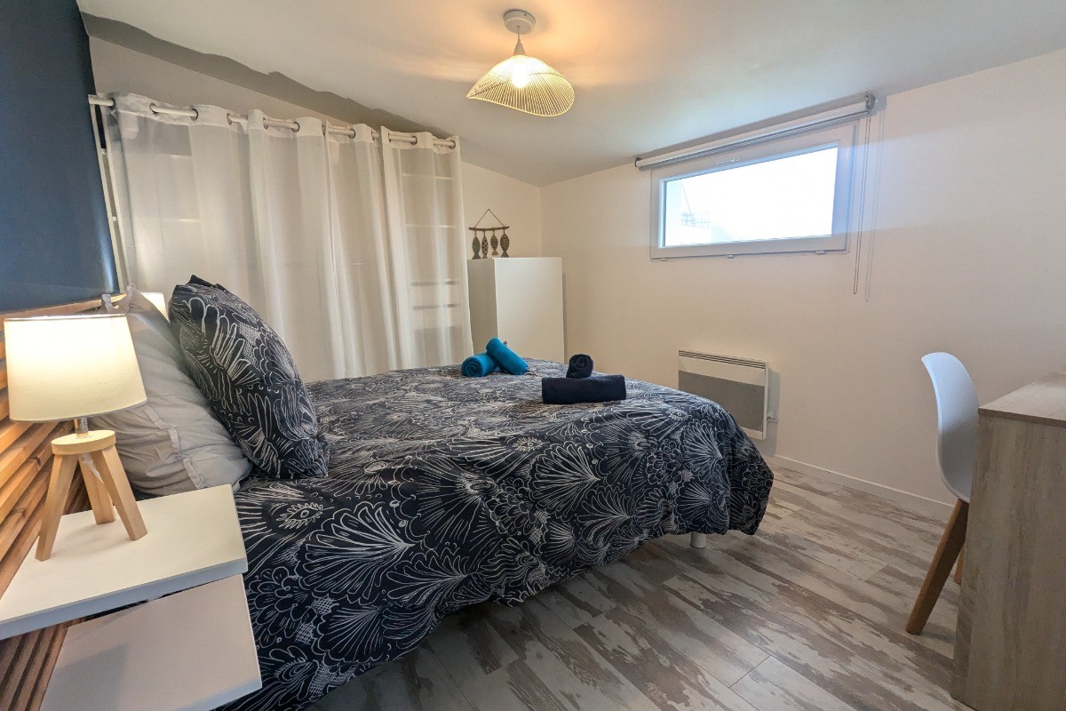 Chambre avec lit 140 et bureau