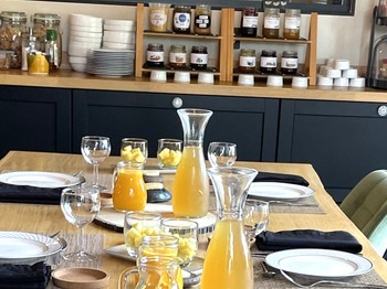 Petit-déjeuner servi tous les matins avec des produits frais, variés, de saison, de fabrication maison et de producteurs locaux. Servi dans la salle commune, en terrasse couverte, en terrasse ouverte ou en chambre selon votre demande.