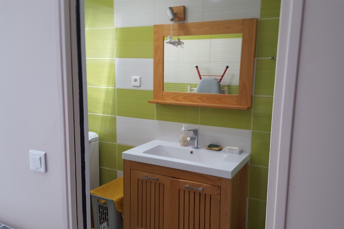 - Salle d'eau . rez de chaussée avec WC