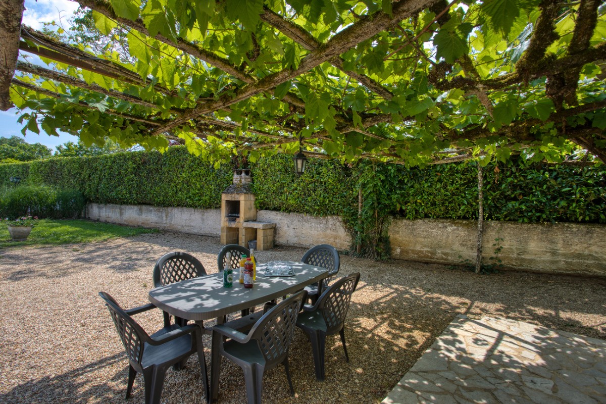 SALON DE JARDIN ET BARBECUE