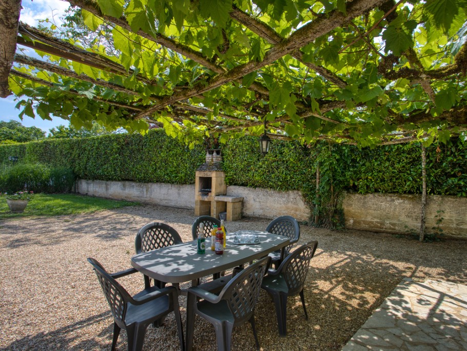 SALON DE JARDIN ET BARBECUE