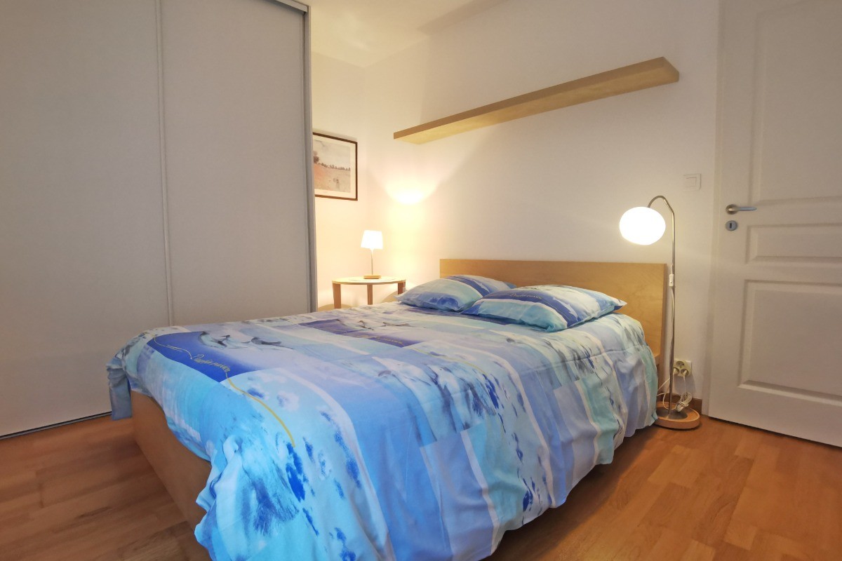 Chambre  avec lit 140 et placard penderie
