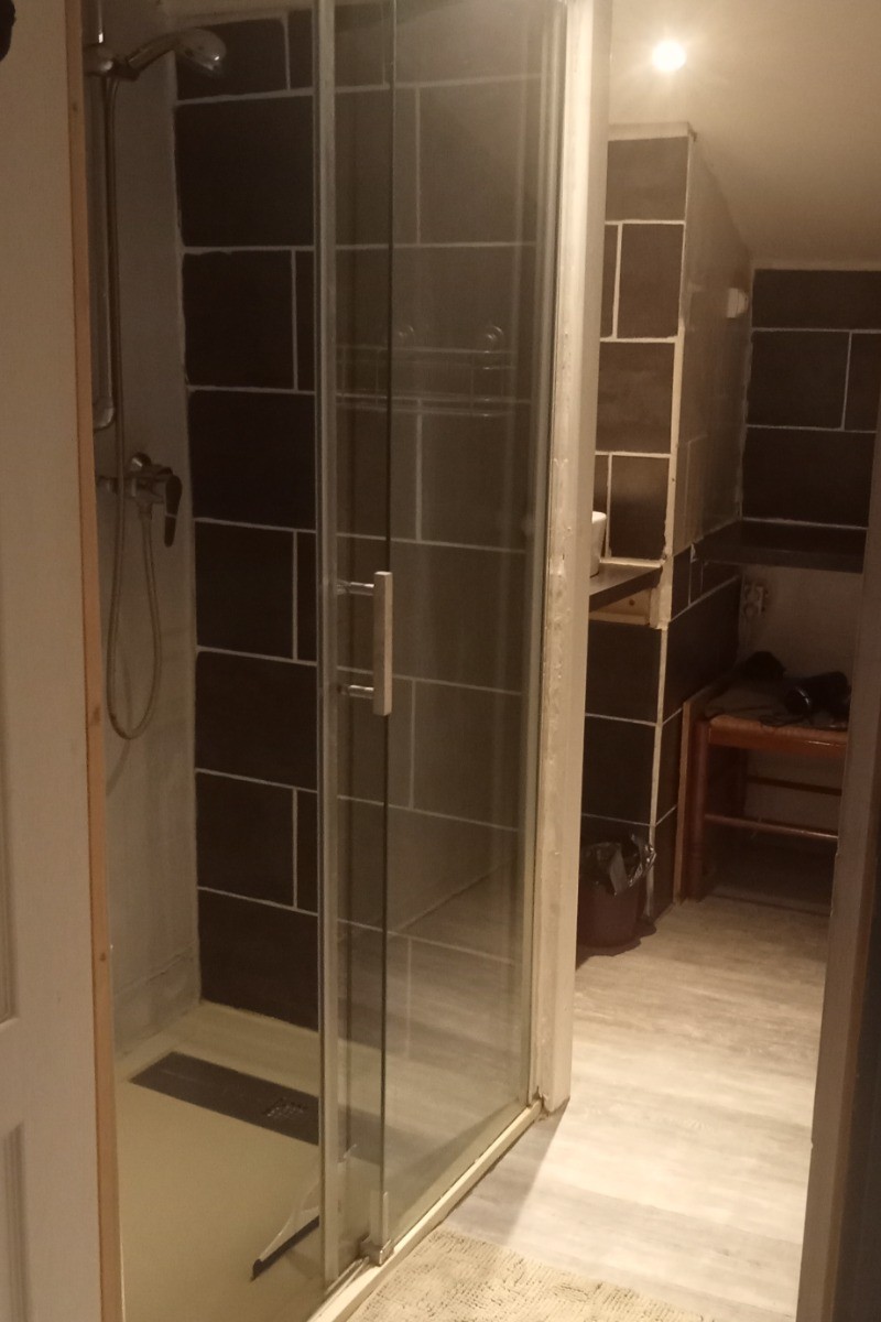 Salle d'eau en partage avec chambre d'appoint suite Courson