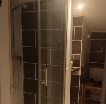 Salle d'eau en partage avec chambre d'appoint suite Courson