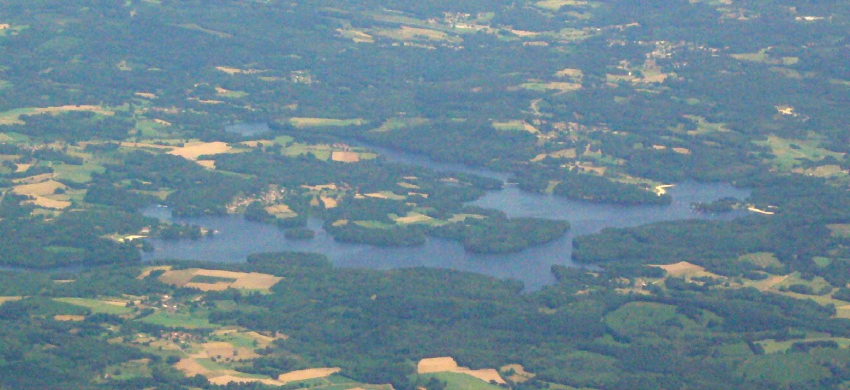 Nearby: Lake Saint Pardoux (swimming, water sports, tree-top adventure course, zip lines, fishing, etc.)
